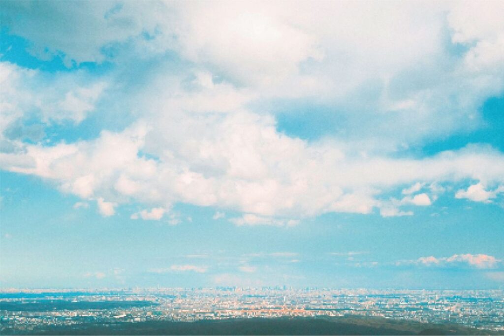 背景：空と街並み